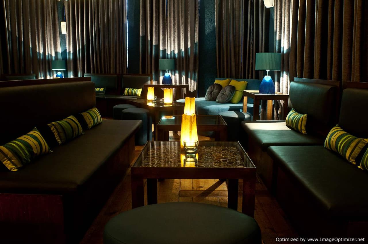 CINCO Lounge interior featuring bar seating and ambiance in Lisboa