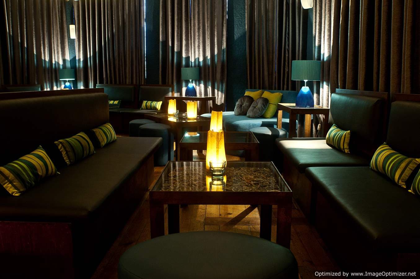 CINCO Lounge interior featuring bar seating and ambiance in Lisboa