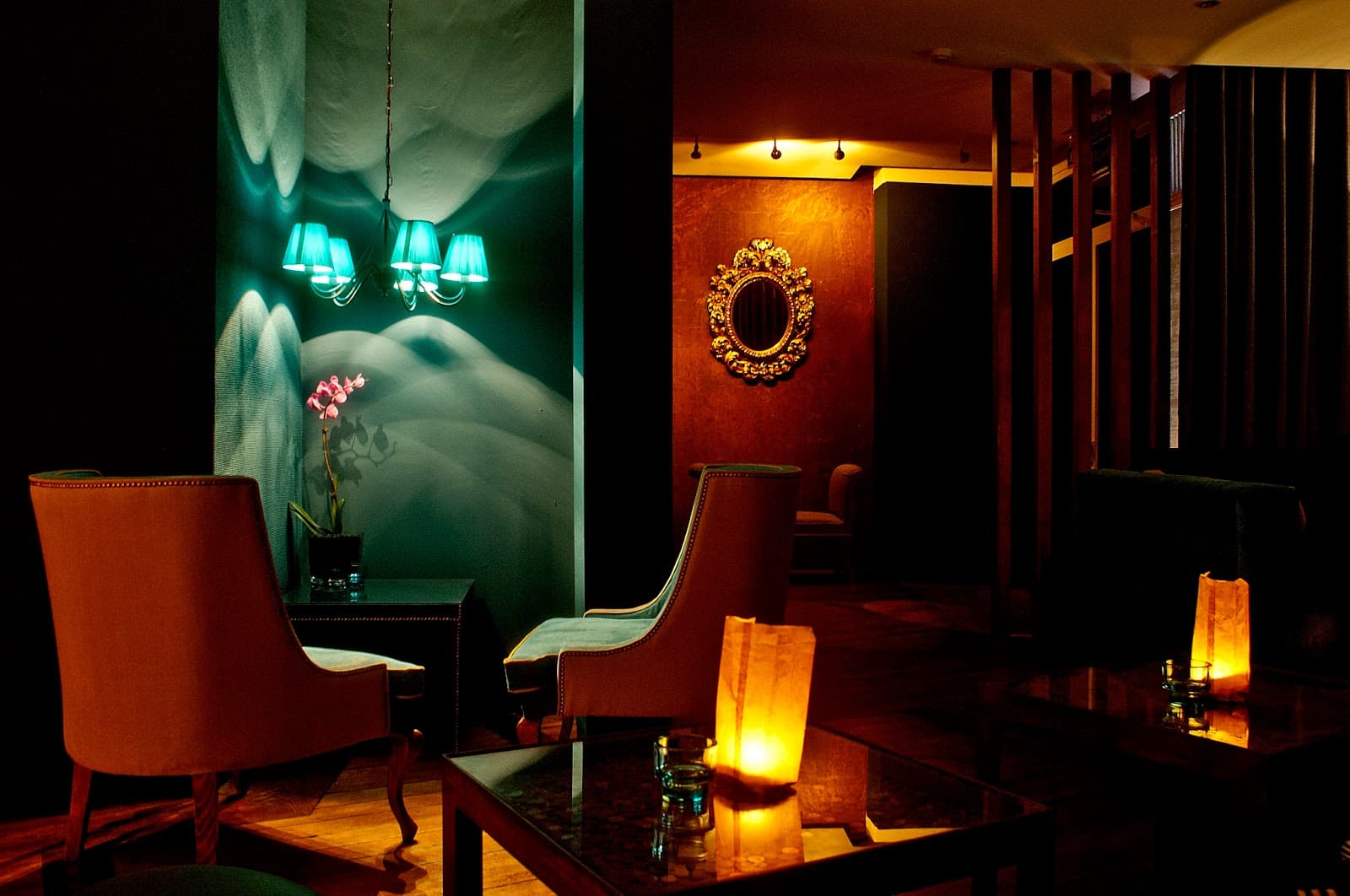 CINCO Lounge interior featuring bar seating and ambiance in Lisboa